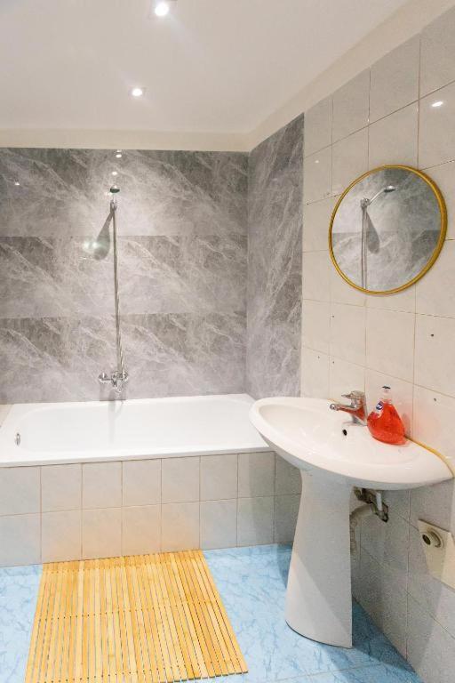 Light-2 Lovely Apartment In Тирана Екстер'єр фото
